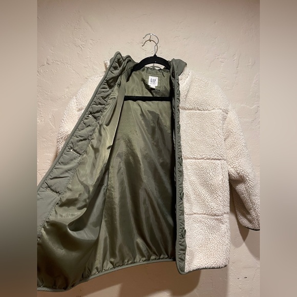The GAP Kids Cozy Cream and Green Sherpa Jacket Size 12 Medium - Picture 4 of 9